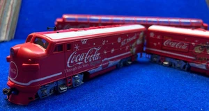 3-teiliges Set, HO Coca-Cola Lokomotive, Vista Dome, Train Car, Hawthorne Village - Bild 1 von 21