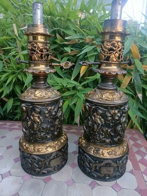Paire de Lampes Modérateur VAF à mouvements en Laiton repoussé  XIXeme , Pétrole - Photo 1/4
