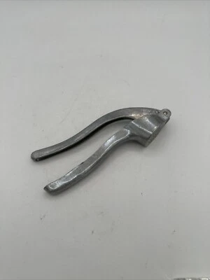 Prensa de ajo de aluminio vintage hecha en Italia.  Funcional atemporal. Foto 1 de 4