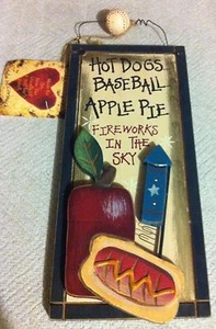 Letrero de madera: perros calientes, béisbol, pastel de manzana, fuegos artificiales en el cielo - Imagen 1 de 1