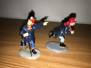 2 LEMAX CHRISTMAS VILLAGE 2 5/8" BOMBEROS BOMBEROS CON LINTERNA Y AX - Imagen 1 de 4