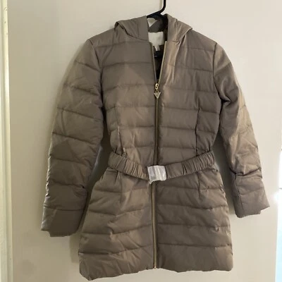 Abrigo acolchado con capucha Guess para niñas talla XL beige con dorado original $92 Foto 1 de 4
