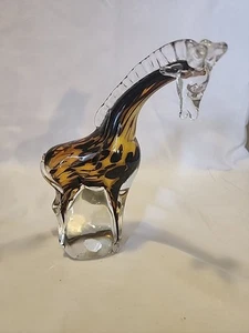Preciosa jirafa de vidrio artístico soplado a mano 7,25" ámbar negro y transparente - Imagen 1 de 5