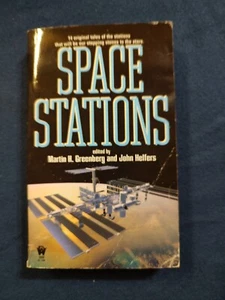 Space Stations by John Helfers (2004, UK- A Format Paperback) - Imagen 1 de 2