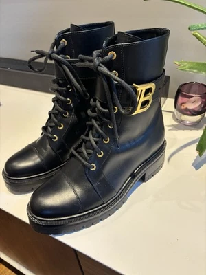 Botas de combate Balmain de cuero negro con detalles dorados talla 7 1/2 Foto 1 de 4