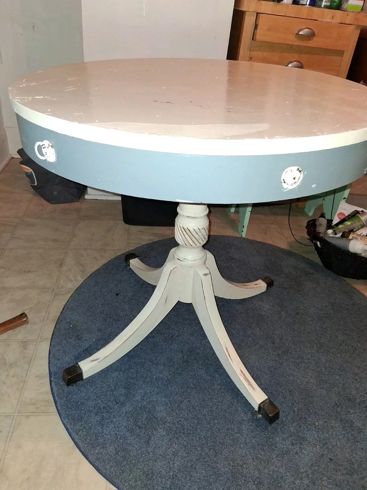 Mesa de tambor antigua/vintage con un cajón y patas de garra de latón sobre ruedas Foto 1 de 3