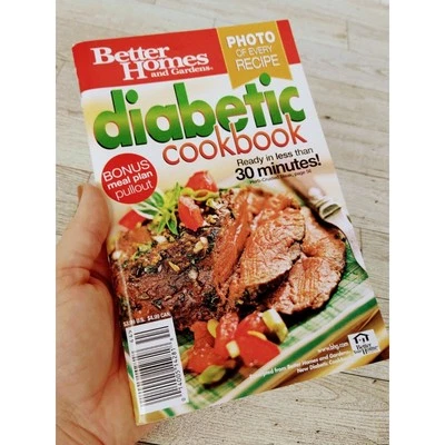 Better Homes Gardens DIABETIC COOKBOOK 30 Min - Small Magazine Format Vtg 2004 - Image 1 of 4