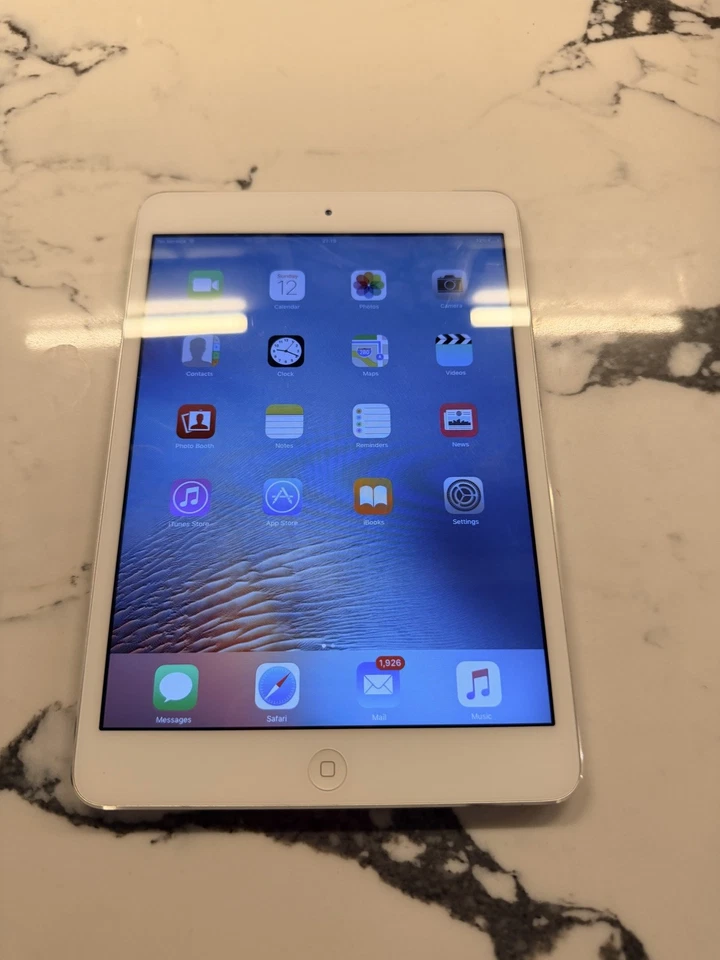 Apple iPad Mini 1st Gen. 32GB, Wi-Fi + Cellular.  7.9in - WHITE - Image 1 of 4