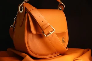 Bolso de mano indio 100 % hecho a mano de cuero a base de plantas en forma de U (certificado PITA) - Imagen 1 de 4