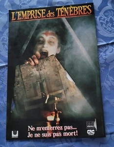 AFFICHE PLV CARTONNE VIDEO CLUB 41 x 28 " L'EMPRISE DES TENEBRES " 1987 - Photo 1/3