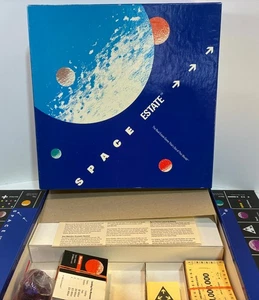 SPACE ESTATE Real Estate Gioco da Tavolo 1985 Gioco Concetti Completo Monopoli-Like - Foto 1 di 2