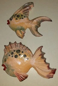 Rosa Kreidegeschirr Fisch Familie Wandbehänge 2er Set MCM Retro (DEFEKTE FLOSSE) - Bild 1 von 9