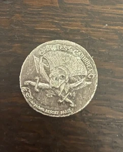 MUY RARO MEDALLÓN MONEDA PIRATAS DEL CARIBE DISNEYLAND PARÍS: - Imagen 1 de 2