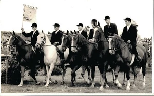 Hippique Sport Horses Group jinetes 1957 vintage RPPC 03,95 - Imagen 1 de 2