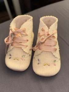 Vintage Baby Shoes Wool Felt Cream   Hand Embroidered - Picture 1 of 8