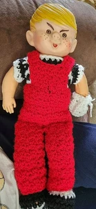 16" DENNIS THE MENACE Puppe mit Vinylkopf und Gummischautkörper in gehäkeltem... - Bild 1 von 6