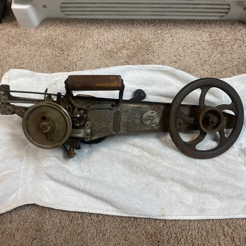 Vintage Antique Singer Carpet Stitcher Binder Hand Crank Sewing Machine Cover