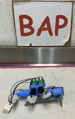 Válvula de agua Frigidaire OEM 5304538618 del modelo GRFS3853AF1 Foto 1 de 4