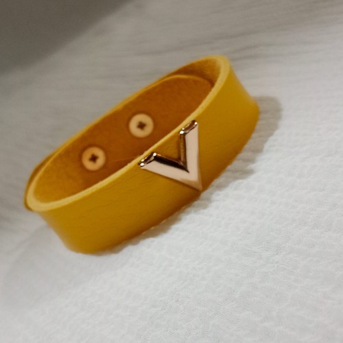 Bracciale Valentino in pelle gialla con logo V oro accessorio moda unisex