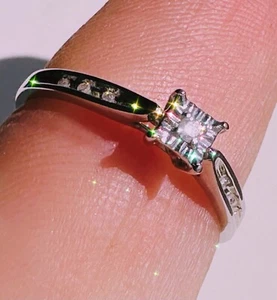 A LOVELY 9ct WHITE GOLD DIAMOND SOLITAIRE RING WITH ACCENTS - Picture 1 of 16