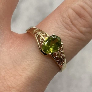 9 ct Gold Peridot Solitaire Filigree Shoulder Ring 375 Yellow Gold - Size U - Picture 1 of 12