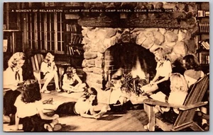 Vintage Cedar Rapids Iowa IA Camp Hitaga Lagerfeuer Mädchen entspannen 1940er Postkarte - Bild 1 von 2