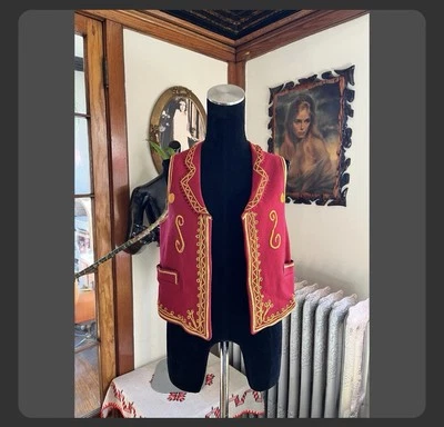 Antiguo chaleco rojo de lana bohemia vintage con bordado dorado  Foto 1 de 4