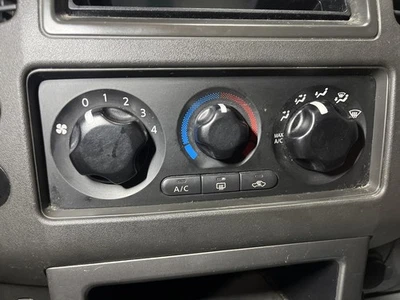 Interruptor selector de aire acondicionado usado se adapta a: Nissan Pathfinder 2011 con aire acondicionado doble cabina grado A Foto 1 de 4