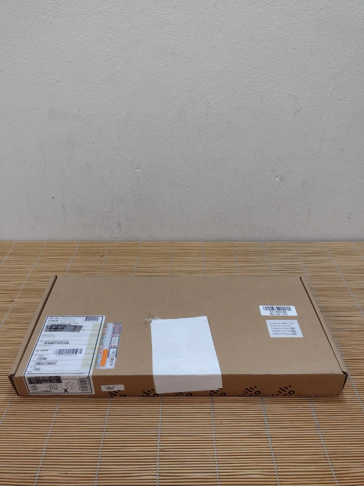 Nuove staffe di montaggio anteriori e posteriori Cisco C4948E-BKT-KIT C49xxE nuove sigillate - Immagine 1 di 1