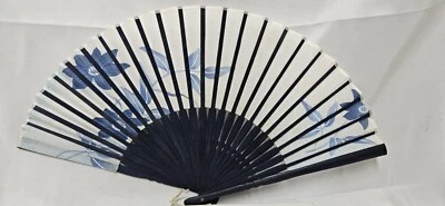 复古手扇日本竹织物带图案喷涂白色蓝色花卉 — 第 1/4 张图片