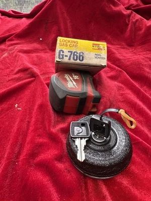 Nuevo de Lote Antiguo 1970-1979 Fiat Bloqueo Gas Llenadora Tapa Combustible Stant G-766 1971 1972 1973 1975 Foto 1 de 4