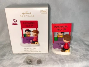Neu 2010 Hallmark Peanuts Gang Der Doktor ist in Lucy & Charlie Ornament *LESEN - Bild 1 von 18