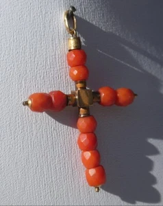 Antiguo Colgante Cruz Francesa Coral y Oro Estilo Imperio Siglo XIX - Imagen 1 de 5