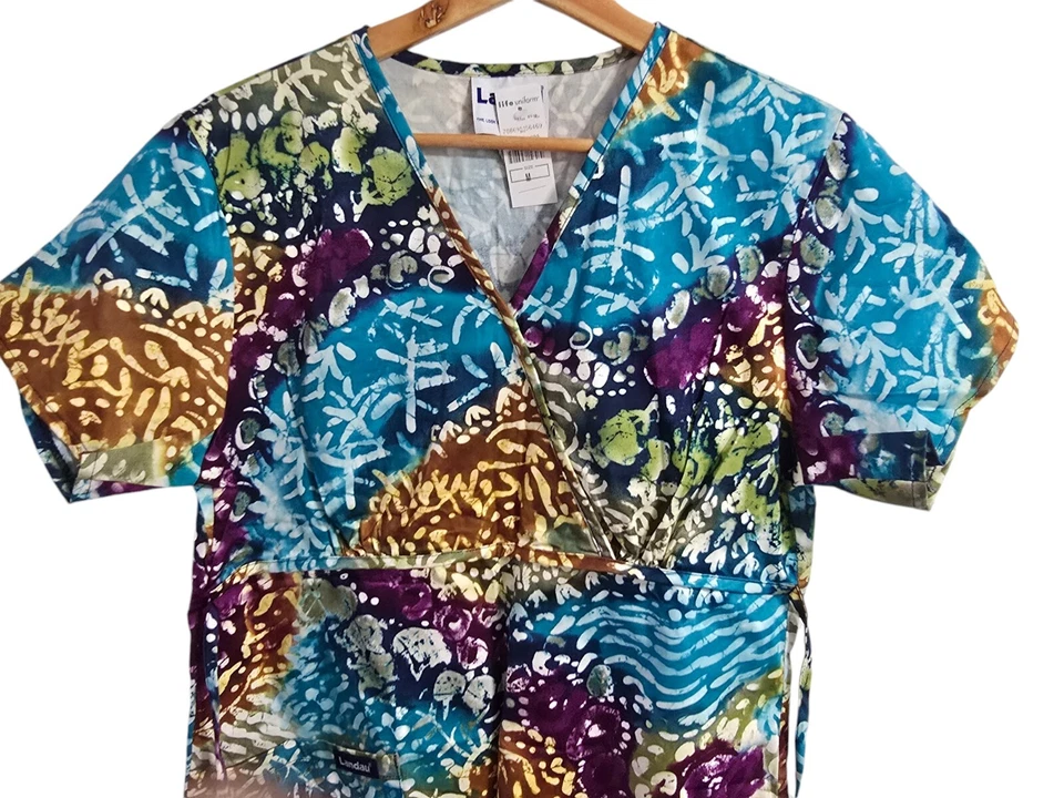 Landau Medium Women's Multicolor/Abstract Print V Neck Short Sleeved Scrub NWT - Image 1 of 4