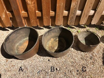 Lot de 2 marmites/chaudrons en cuivre + 1 sceau en cuivre ciselé - 19e siècle - Photo 1/4