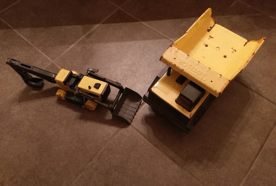 TONKA DUMP TRUCK AND BACKHOE TRENCHER 1999 HASBRO — 第 1/4 张图片