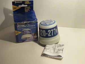 INTERMATIC LC4536 LC4536-8 120-277 VAC LOCKING TYPE PHOTO CONTROL NEW  - Picture 1 of 4
