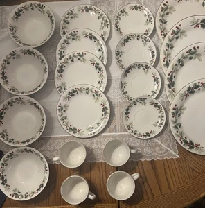 Gibson Christmas Charm Holly Berry, 4 Teller 4 Untertassen 4 Schüsseln 4 Salat 4 Tassen - Bild 1 von 16