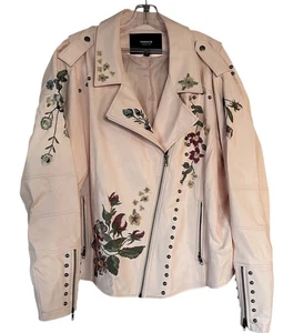 Torrid Damen hellrosa Nieten Rose bestickt Kunstleder Jacke Größe 5x - Bild 1 von 8