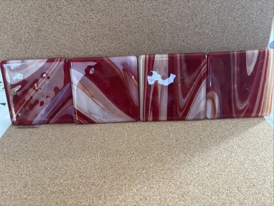 4 posavasos de vidrio rojo y blanco hechos a mano con patas de botón Foto 1 de 4