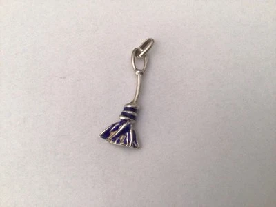 Ciondolo Scopa Scacciaguai Argento 800 e Smalto Vintage - Immagine 1 di 4