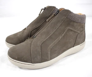 Clarks Shoes Women's 9 Wide Nalle Zipper Front Nubuck Leather Ankle Bootie Taupe - Picture 1 of 10