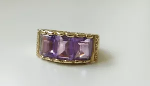 A STUNNING SOLID 9ct GOLD 3 STONE AMETHYST STONE SET RING - Picture 1 of 3