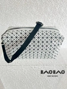 Borsa a tracolla BAO BAO ISSEY MIYAKE bianca prodotti outlet nuova con etichetta - Foto 1 di 5