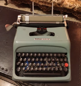 OLIVETTI STUDIO 44 - Macchina da scrivere 1965 - Foto 1 di 7