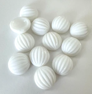 AL1042 Vintage Glas Cabochons 18mm rund gerippt oben weiß konkave Rückseite (12) - Bild 1 von 1
