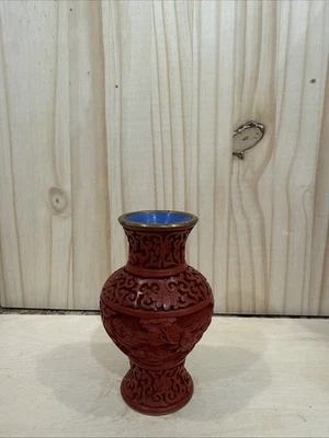 "Florero antiguo chino de 4"" con laca de cinabrio adornado en oro" Foto 1 de 4