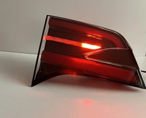 Lámpara de luz trasera puerta levadiza izquierda fabricante de equipos originales Tesla modelo X 1565492-00-C 2021-2023 - Imagen 1 de 11