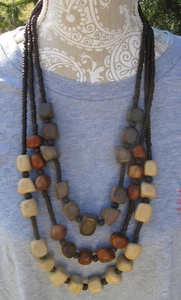 Vintage 1980er 3-Strang Holz Perlen & Brocken hell & dunkel Holz Erdtöne Halskette 27" - Bild 1 von 7