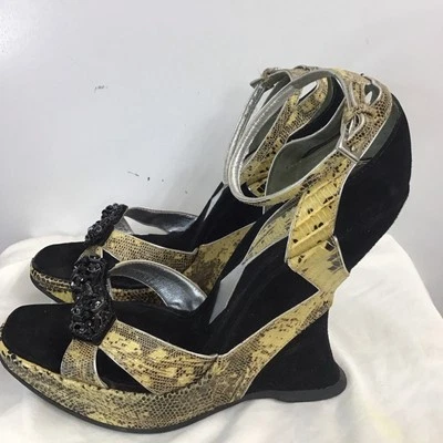 Zapato Prada Vintage Cuña Plataforma Correa Tobillo Crema Y Negro Piedras Serpiente 40 Foto 1 de 4